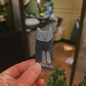 手作りの風変わりな猫のマグネット。おもしろくてかわいいギフト。ホームデコレーション。冷蔵庫用マグネット。猫好きの方におすすめ。かわいいホームデコレーション。
