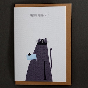 Sei tu il gattino? Biglietto di auguri con gatto carino con goccia di latte. Divertente biglietto per amanti dei gatti, perfetto per compleanni, anniversari o qualsiasi occasione.