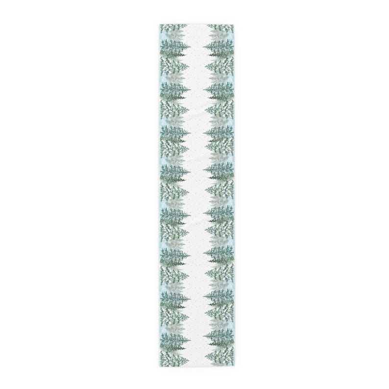 Puede incluir: Un camino de mesa rectangular con un patr&oacute;n repetido de &aacute;rboles de hoja perenne estilizados en tonos verdes y blancos. Los &aacute;rboles est&aacute;n dispuestos en filas verticales sobre un fondo azul claro y blanco, creando un tema invernal.