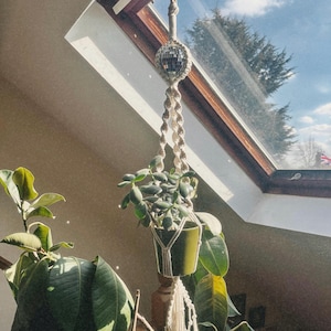 Suspension pour plante en macramé avec grande boule disco