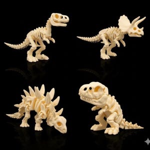 Puede incluir: Cuatro figuras de esqueletos de dinosaurios de color blanquecino se muestran sobre un fondo negro. La colección incluye un Tyrannosaurus Rex, un Triceratops, un Estegosaurio y otro T-Rex. Cada figura presenta estructuras óseas detalladas.