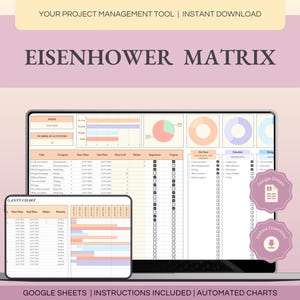 Può includere: Un laptop che mostra uno strumento di gestione progetti Eisenhower Matrix. Lo schermo mostra un foglio di calcolo dettagliato con grafici e un diagramma di Gantt. Il testo include "Eisenhower Matrix", "Download istantaneo" e "Google Sheets".