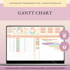 Può includere: Uno schermo di laptop che mostra un foglio di calcolo di Google Sheets con un diagramma di Gantt. Il diagramma è codificato a colori e include una sequenza temporale con date. Il foglio di calcolo include anche un grafico a torta e una tabella. Il testo sullo schermo recita "GANTT CHART", "Google Sheets", "Download immediato", e "GOOGLE SHEETS | ISTRUZIONI INCLUSE | GRAFICI AUTOMATICI".