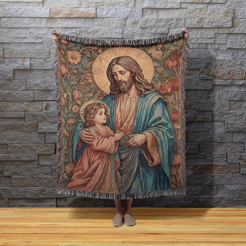 Puede incluir: Una manta de tejido de tapiz con una ilustraci&oacute;n vintage de Jesucristo con un ni&ntilde;o peque&ntilde;o. La imagen est&aacute; sobre un fondo floral con un halo alrededor de la cabeza de Jes&uacute;s.
