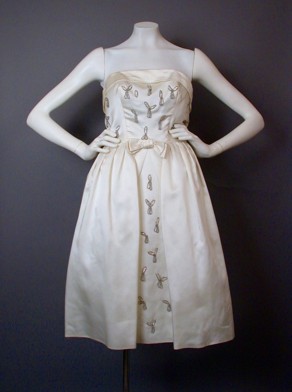 Vintage 1960s White Strapless Party/Prom/Bridal Dr