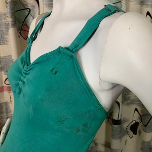 Pu&ograve; includere: Un top senza maniche blu turchese con scollo a cuore e spalline regolabili. Il top presenta un dettaglio drappeggiato sul seno ed &egrave; realizzato in un tessuto morbido ed elastico.