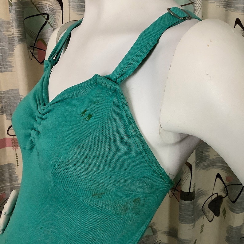 Pu&ograve; includere: Un top senza maniche blu turchese con scollo a cuore e spalline regolabili. Il top presenta un dettaglio drappeggiato sul seno ed &egrave; realizzato in un tessuto morbido ed elastico.