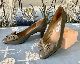 Vintage 1980s RANGONI of FLORENCE - Gray Leather Pumps w/Suede Bow - size 6.5B