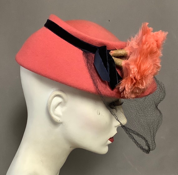Vintage 1940s/50s - MERRIMAC HAT CORP. - Coral Ha… - image 2