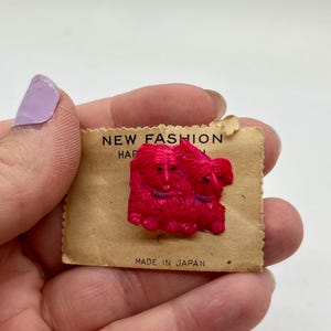 Broche ancienne vintage en celluloïd rose fuchsia pour chien scottish sur papier cartonné original Japon