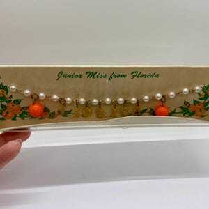 Pulsera vintage con dijes de recuerdo de señorita Junior de Florida, nueva en caja original sin abrir