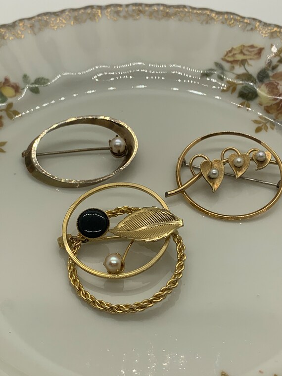 Vintage lot of 3 circle brooches pearls hearts - image 1