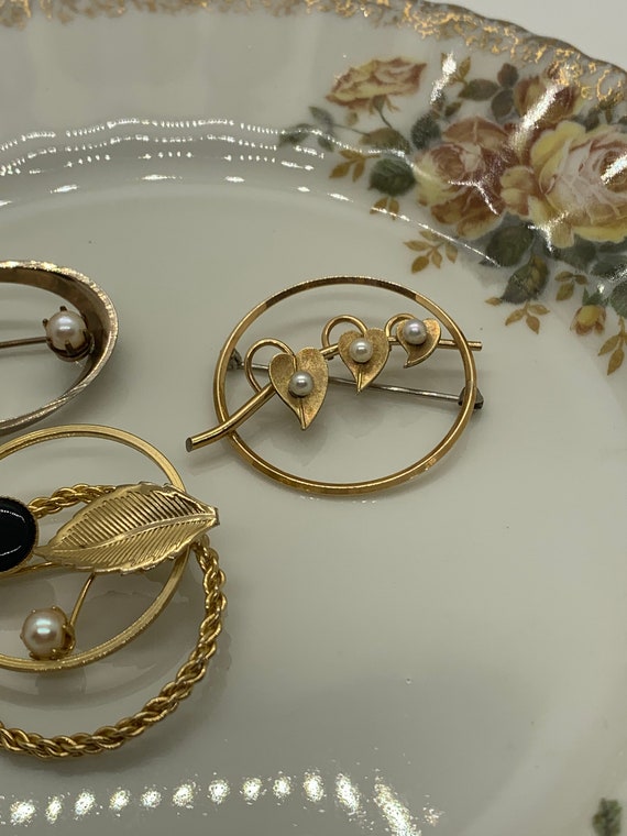 Vintage lot of 3 circle brooches pearls hearts - image 5