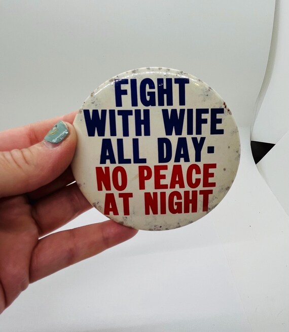 Vintage Large Novelty  Button Battle Of The Sexes Humour Fight With Wife All Day No Peace At Night View 2