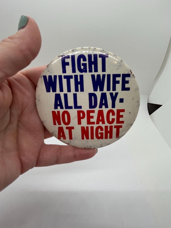 Vintage Large Novelty  Button Battle Of The Sexes Humour Fight With Wife All Day No Peace At Night View 5