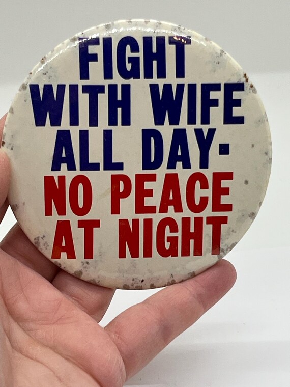 Vintage Large Novelty  Button Battle Of The Sexes Humour Fight With Wife All Day No Peace At Night