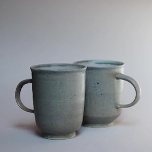 Juego de tazas de cerámica hechas a mano – Esmalte gris azulado guijarro (juego de 2) 300 ml/10 oz