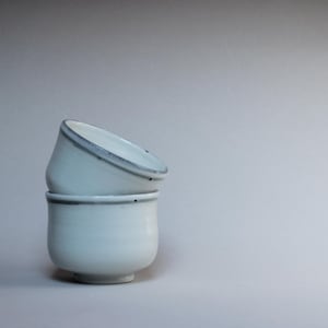 Puede incluir: Un letrero de madera rústica con el texto "Welcome to our home" en letras blancas. El letrero presenta un acabado envejecido y un diseño sencillo y acogedor, ideal para un porche o entrada.