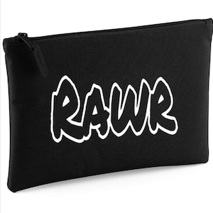 Op de afbeelding: Zwarte etui met ritssluiting en het woord "RAWR" in grote, witte, bubbelletters. De etui is rechthoekig en lijkt gemaakt van een duurzame stof. De rits loopt langs de bovenrand.