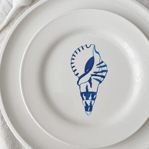 Meeres-inspirierter Dessertteller, Elegantes Porzellangeschirr, Meer-Themen-Teller, Für Meeresliebhaber, Muschel-Illustration, 23,5 cm