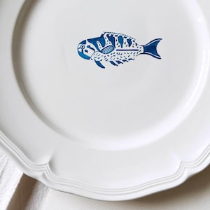 Assiette à dessert inspirée de la mer : vaisselle en porcelaine Poisson indigo (20,5 cm)