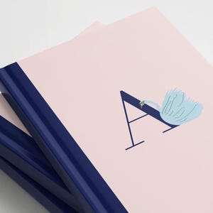 Diario personalizado con nombre e inicial: un bonito regalo para ella, un cumpleaños para amantes de la naturaleza, una niña recién nacida, un dulce baby shower con cisne.