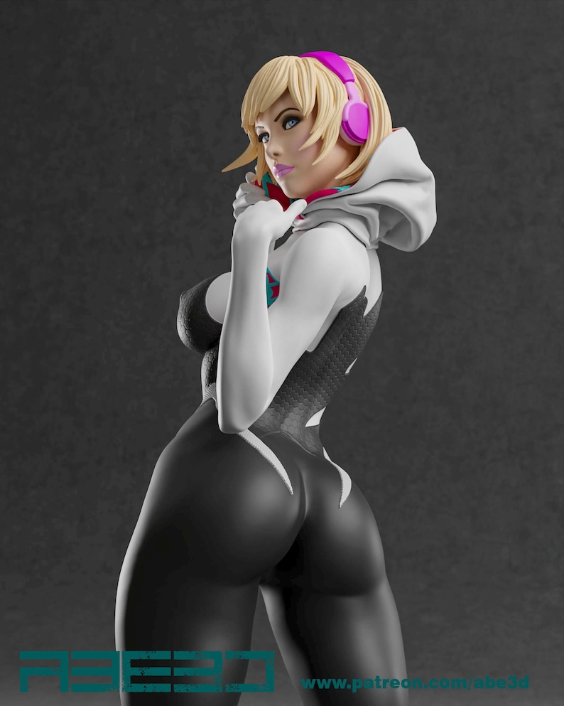 Op de afbeelding: 3D-geprinte figuur van een vrouwelijk personage met blond haar, gekleed in een wit en zwart bodysuit, een witte hoodie en roze koptelefoon. De figuur poseert met een hand bij het gezicht, tegen een grijze achtergrond.