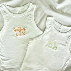Kundenspezifische Cocktail Line Art bestickter Damen Micro Rib Racer Tank