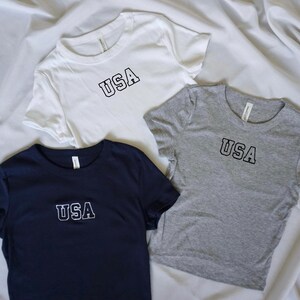 Camiseta feminina bordada personalizada para bebês dos EUA
