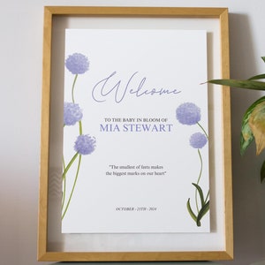Bewerkbaar BabyShower-pakket 4 sjablonen. Lila bloem sjabloon. Afdrukbare uitnodiging, bedankkaart, naamkaartje en evenementenposter. Handgeïllustreerd.