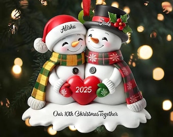 Ornamento personalizzato per albero di Natale a forma di cuore con coppia di pupazzi di neve, il nostro decimo Natale insieme, regalo commemorativo per coppia, regalo di Natale per lui e lei