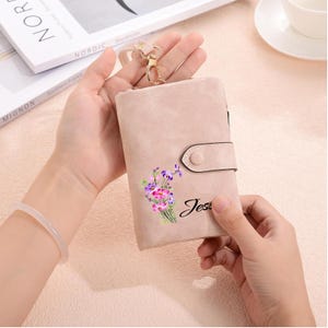 Carteira de couro minimalista feminina personalizada, carteira com nome e flor de nascimento personalizados, presentes para a mãe, presentes para ela, presente feito à mão, presente de Natal