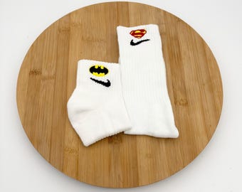 Chaussettes brodées super-héros Nike Dri Fit personnalisées - Paire de ras du cou ou de cheville