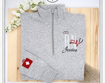 Sweat-shirt brodé pour infirmière sur un quart | Pull ras du cou RN | Cadeau étudiant en soins infirmiers | Sweat-shirt pour professionnel de la santé