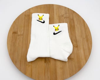 Broderie personnalisée inspirée de Pikachu - Crew et chaussettes Nike - (une paire)