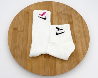 Skieuse brodée personnalisée / Pistes - Chaussettes ras du cou et chaussettes Nike - (une paire)