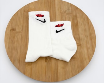 Voiture de course brodée personnalisée / Hot Wheel - Socquettes et chaussettes Nike - (une paire)