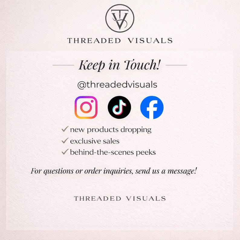 Pu&ograve; includere: Grafica rosa chiaro con il testo "THREADED VISUALS" in alto e in basso. La frase "Keep in Touch!" &egrave; centrata, con icone di social media per Instagram, TikTok e Facebook sottostanti. Il testo include "new products dropping", "exclusive sales" e "behind-the-scenes peeks".