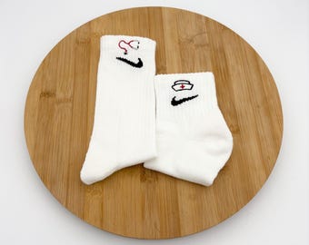 Broderie personnalisée infirmière/stéthoscope - ras du cou et chaussettes Nike - (une paire)