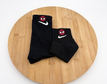 Araignée brodée personnalisée / Crew et chaussettes Spidaman Nike - une paire (rouge et noir)