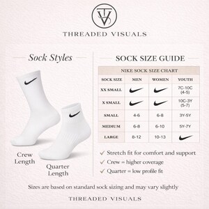K&ouml;nnte beinhalten: Wei&szlig;e Nike-Socken, eine in Kn&ouml;chell&auml;nge und eine kurze, werden neben einer Gr&ouml;&szlig;entabelle f&uuml;r Socken gezeigt. Der Leitfaden enth&auml;lt Gr&ouml;&szlig;en f&uuml;r M&auml;nner, Frauen und Jugendliche. Der Text lautet "Stretch-Passform f&uuml;r Komfort und Halt."