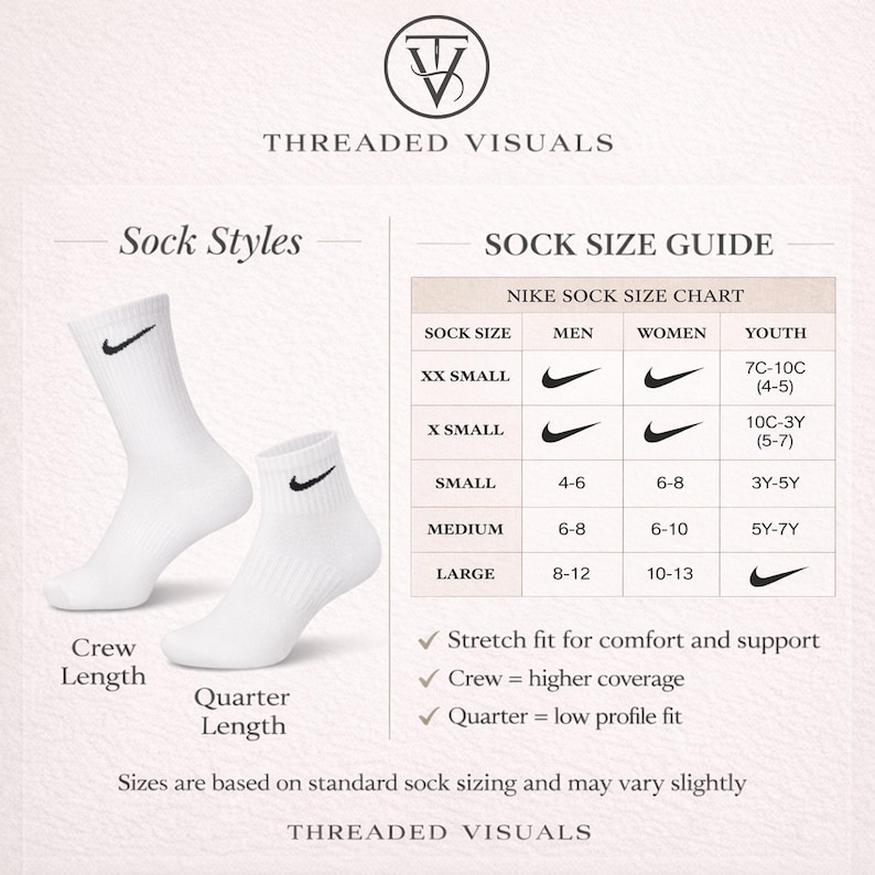 K&ouml;nnte beinhalten: Wei&szlig;e Nike-Socken, eine in Kn&ouml;chell&auml;nge und eine kurze, werden neben einer Gr&ouml;&szlig;entabelle f&uuml;r Socken gezeigt. Der Leitfaden enth&auml;lt Gr&ouml;&szlig;en f&uuml;r M&auml;nner, Frauen und Jugendliche. Der Text lautet "Stretch-Passform f&uuml;r Komfort und Halt."