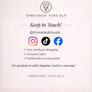 K&ouml;nnte beinhalten: Hellrosa Grafik mit dem Text "THREADED VISUALS" oben und unten. Der Satz "Keep in Touch!" ist zentriert, mit Social-Media-Symbolen f&uuml;r Instagram, TikTok und Facebook darunter. Der Text enth&auml;lt "new products dropping", "exclusive sales" und "behind-the-scenes peeks".