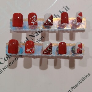Uñas cortas cuadradas con corazones de San Valentín