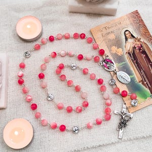 Rosario de Santa Teresita de Lisieux / Teresita de Lisieux / Cuentas de jade rosa natural y peltre / Centro de esmalte de Santa