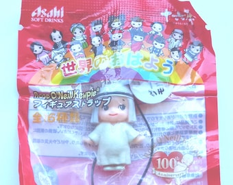 Figura de muñeca bebé árabe con dije de la serie Kewpie del centenario de Rose O'Neill