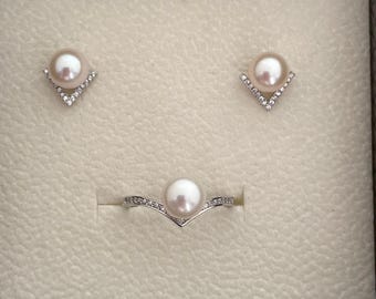 Vérité V-Shaped Pearl Stud Earrings and Ring