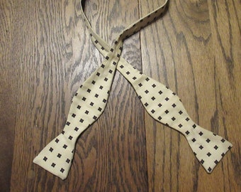 Adjustable Evening Primrose Pattern Bowtie Vintage 40's  Tieable Bowtie