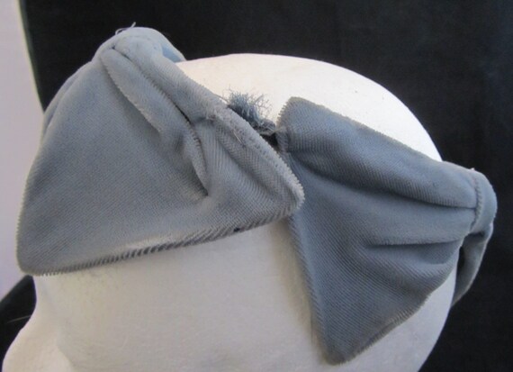 Skull Hugging Gray Blue Velvet Hat Vintage 50's - image 7