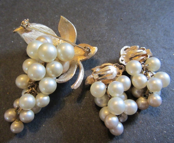 Pearl and Gold Grape Demi Parure Vintage Pin/Broo… - image 4